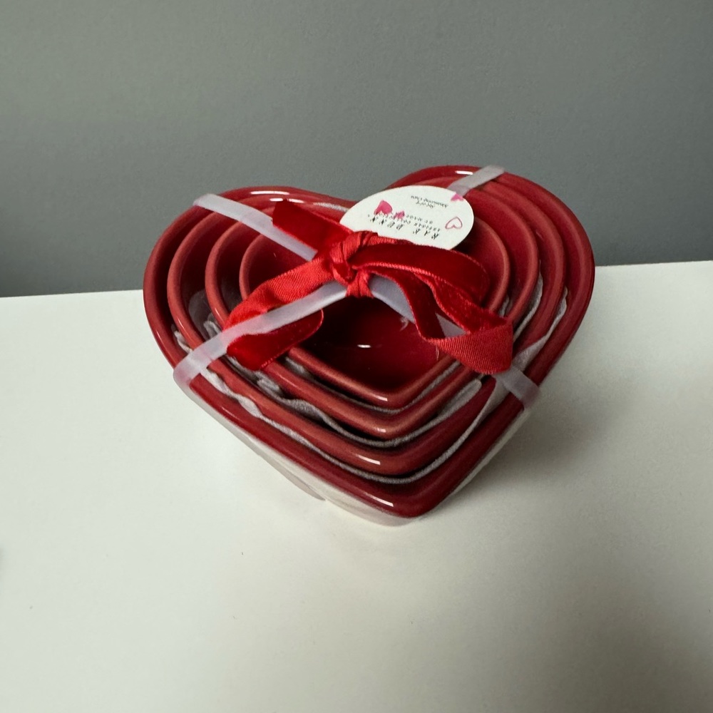 Ray Dunn Heart  measuring cups new